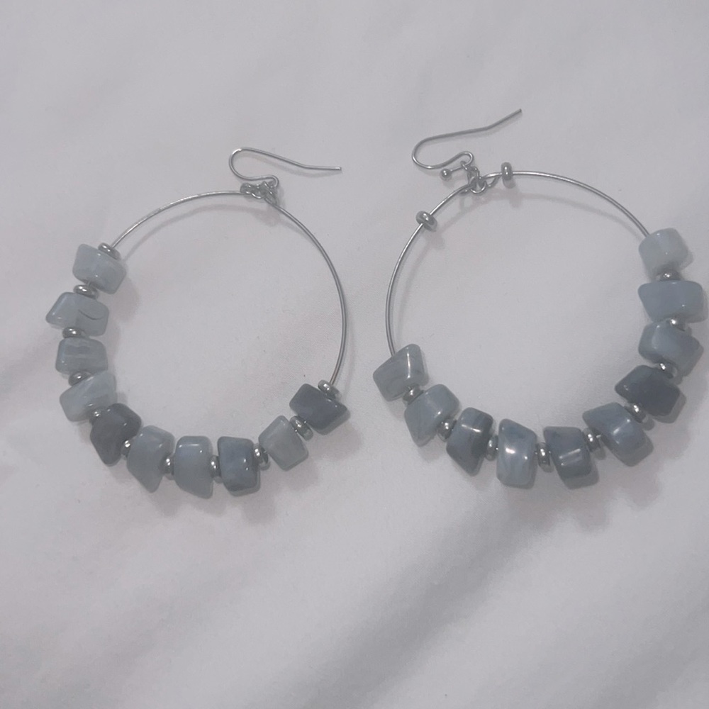 Light weight hanging earrings